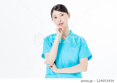 スクラブを着た女性医師 スクラブを着た女性医師 124053434