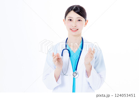 カメラに向かって話す女性医師 124053451