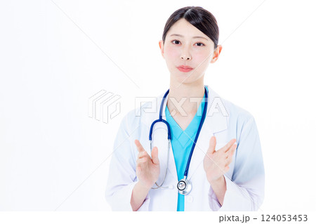 カメラに向かって話す女性医師 124053453