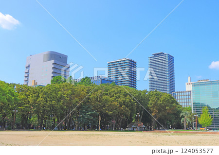 愛知県名古屋市、白川公園とマンションの風景 124053577