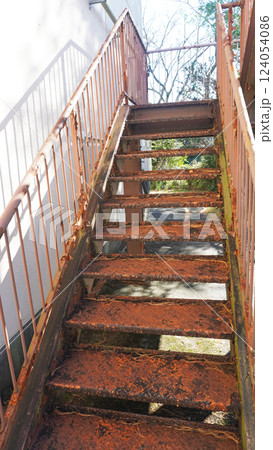 錆びて老朽化した鉄骨製の外階段 錆びて老朽化した鉄骨製の外階段 124054086