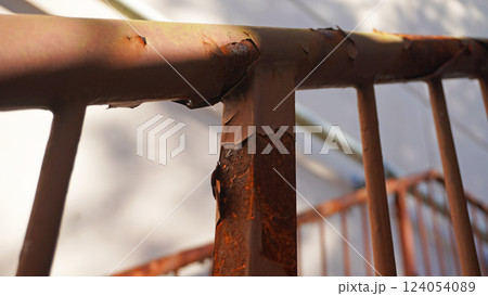 錆びて老朽化した鉄骨製の外階段 錆びて老朽化した鉄骨製の外階段 124054089
