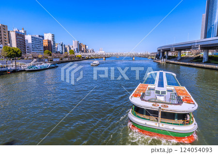 日本の東京都市景観珍景。浅草水上バス乗船場のエメラルダスや道灌など3隻揃い踏み、奥に特急… 日本の東京都市景観珍景。浅草水上バス乗船場のエメラルダスや道灌など3隻揃い踏み、奥に特急… 124054093