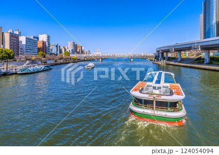 日本の東京都市景観珍景。浅草水上バス乗船場のエメラルダスや道灌など3隻揃い踏み、奥に特急… 日本の東京都市景観珍景。浅草水上バス乗船場のエメラルダスや道灌など3隻揃い踏み、奥に特急… 124054094
