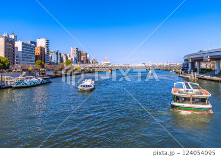 日本の東京都市景観珍景。浅草水上バス乗船場のエメラルダスや道灌など3隻揃い踏み、奥に特急… 日本の東京都市景観珍景。浅草水上バス乗船場のエメラルダスや道灌など3隻揃い踏み、奥に特急… 124054095