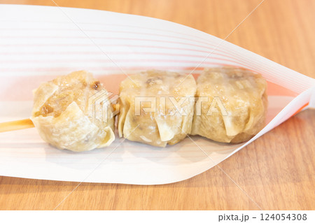 美味しい手軽に食べられる串に刺した焼売 124054308