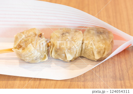 美味しい手軽に食べられる串に刺した焼売 124054311