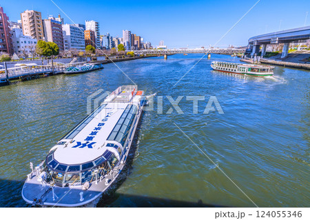 日本の東京都市景観珍景。浅草水上バス乗船場のエメラルダスやあじさい(手前)、道灌など3隻揃い踏み 日本の東京都市景観珍景。浅草水上バス乗船場のエメラルダスやあじさい(手前)、道灌など3隻揃い踏み 124055346