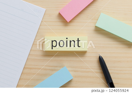 デスクの上にpointと書かれた付箋 124055924