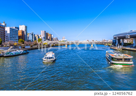 日本の東京都市景観珍景。エメラルダスやあじさい(中)、道灌など3隻揃い踏み、右奥に特急スペーシアX 日本の東京都市景観珍景。エメラルダスやあじさい(中)、道灌など3隻揃い踏み、右奥に特急スペーシアX 124056762