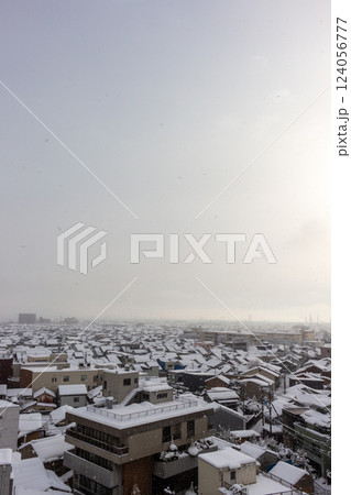 雪の降り積もった街の朝【富山県高岡市 中川町方面を望む】 124056777