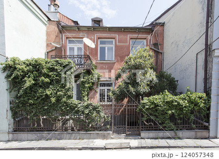old house, abandoned house old house, abandoned house 124057348