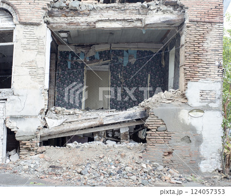 old house, abandoned house 124057353