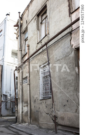 old house, abandoned house 124057360
