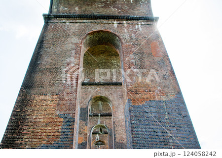 レンガ造りの歴史的な高架橋の楕円形の穴が開いた橋脚　ロンドンから南の郊外にあるオウズ渓谷にて 124058242