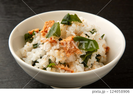 たらことわかめの混ぜご飯 たらことわかめの混ぜご飯 124058906