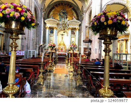 Mexico City, Mexico - 11.13.2019: The main iconostasis in the interior of the Cathedral of the Assumption of the Blessed Virgin Mary 124059977