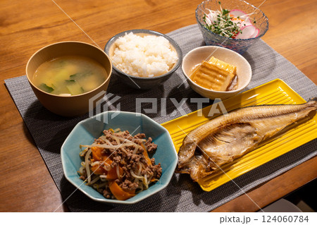 焼き魚と和食のおかずが並ぶ食卓 124060784