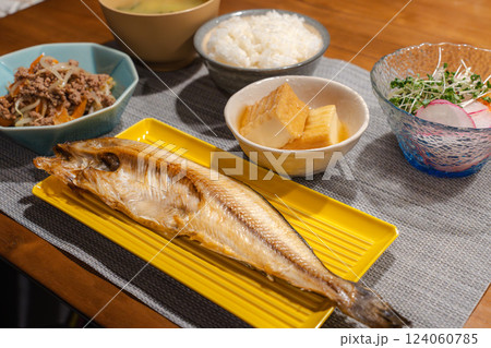 焼き魚と和食のおかずが並ぶ食卓 焼き魚と和食のおかずが並ぶ食卓 124060785