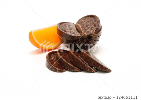 白背景のオレンジチョコレート 124061111