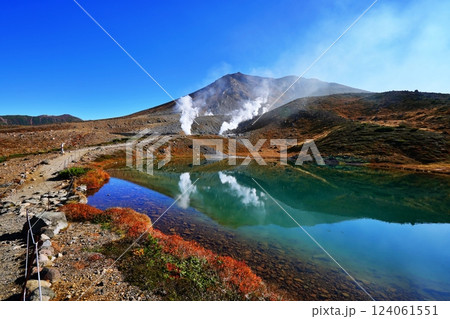 秋の大雪山連峰　旭岳と 姿見の池 124061551