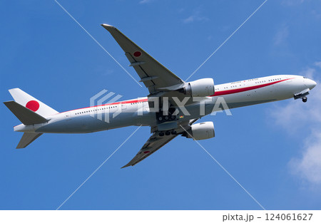 政府専用機B777離陸上昇 124061627