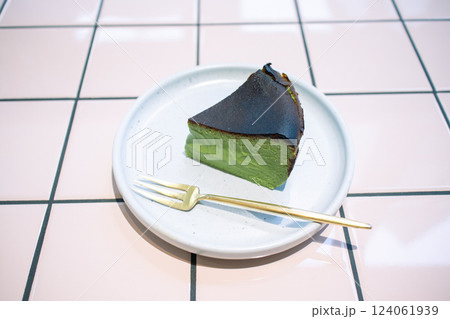 抹茶のバスクチーズケーキ 抹茶のバスクチーズケーキ 124061939