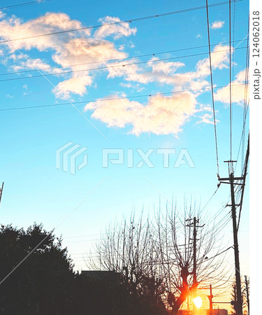 夕焼けに染まる空 124062018