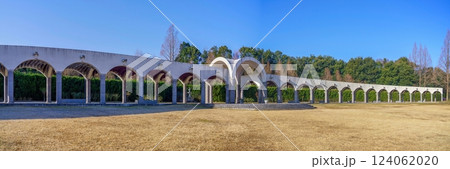 青空バックに見る冬枯れの回廊のある公園のパノラマ情景 124062020