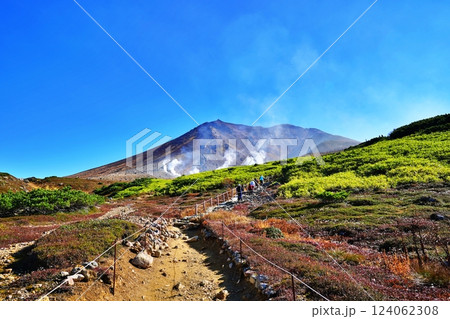 北海道 大雪山系 旭岳と登山道 北海道 大雪山系 旭岳と登山道 124062308