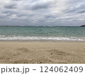 白い砂浜と青い海 124062409
