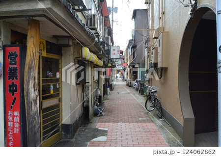 路地裏・放置自転車(別府駅 周辺/大分県別府市) 路地裏・放置自転車(別府駅 周辺/大分県別府市) 124062862