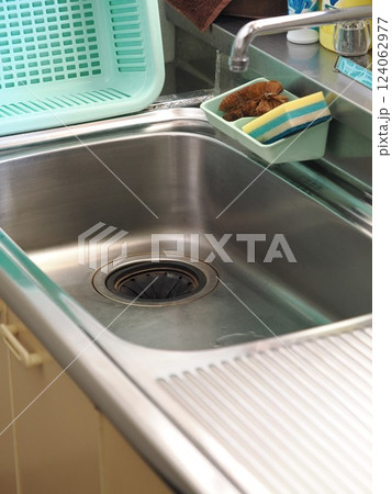 古い台所のシンク 124062977
