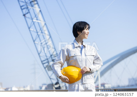 建設現場の作業服の女性 124063157