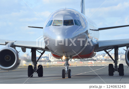 ジェットスターA320福岡空港タキシング 124063243