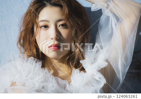 チュールのトップスを着た若い女性 チュールのトップスを着た若い女性 124063261