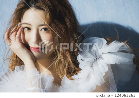 チュールのトップスを着た若い女性 チュールのトップスを着た若い女性 124063263