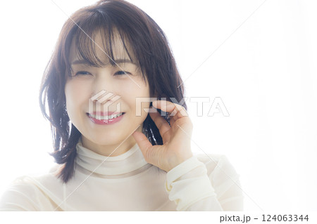 ミドル女性のポートレート ミドル女性のポートレート 124063344