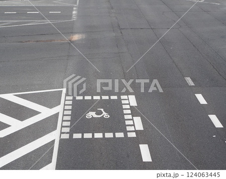 道路上のスクーター停止位置枠 道路上のスクーター停止位置枠 124063445