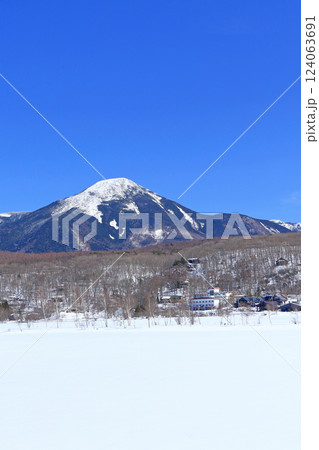 3月の白樺湖と蓼科山 3月の白樺湖と蓼科山 124063691