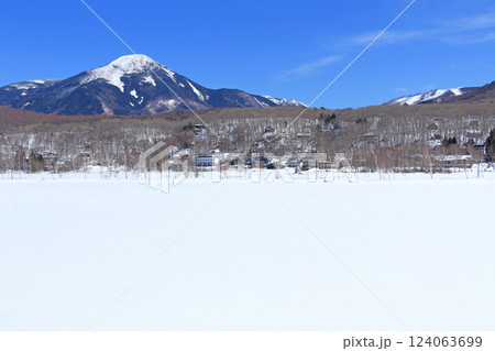 3月の白樺湖と蓼科山 3月の白樺湖と蓼科山 124063699