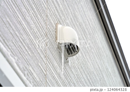 「住宅」外壁換気口に付く「つらら」 「住宅」外壁換気口に付く「つらら」 124064328