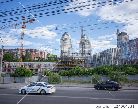 【ウクライナ】東部ドニプロのビルが立ち並ぶ都会的街並みと石畳 124064331