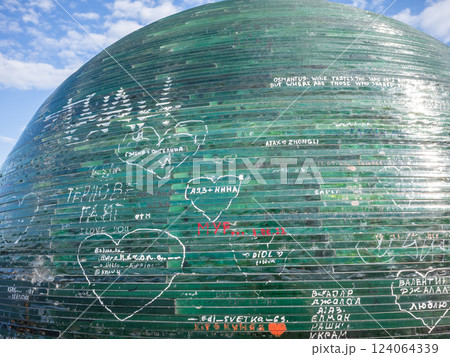 【ウクライナ】東部ドニプロの河川敷の広場に展示された球体のオブジェ表面に書かれたメッセージ 【ウクライナ】東部ドニプロの河川敷の広場に展示された球体のオブジェ表面に書かれたメッセージ 124064339