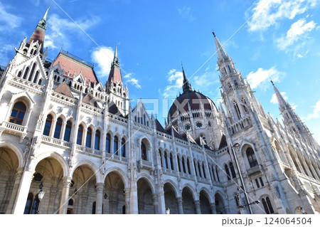 白が美しい、威厳あるゴシック様式の建築物 124064504