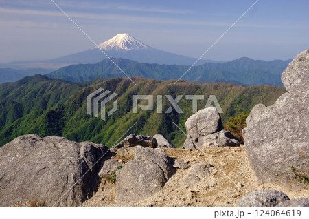 白谷小丸より岩と山並みの向こうに富士山 124064619