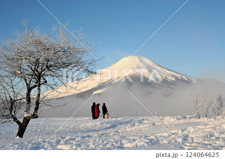 雪原にたたずむ人たちと朝霧の山中湖と富士山 雪原にたたずむ人たちと朝霧の山中湖と富士山 124064625