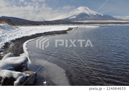 山中湖の渚と積雪富士山 山中湖の渚と積雪富士山 124064633