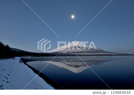山中湖でお月様と積雪逆さ富士 山中湖でお月様と積雪逆さ富士 124064638