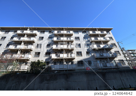 解体される老朽化公営住宅　移転が終わった無人の住宅 124064642